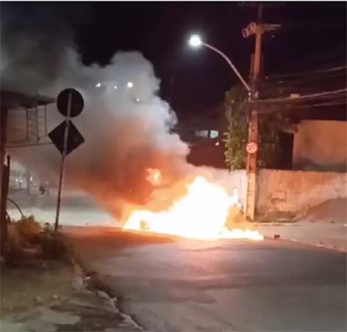 Motorista de app tem carro incendiado após colidir contra moto e matar mulher