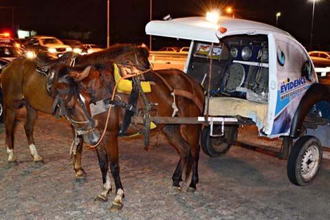 Carroça com 'som potente e capô de fusca' é apreendida pela PRF