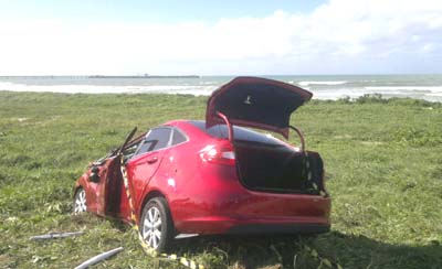 Veículo capota, atravessa pista e vai parar na Praia do Sobral