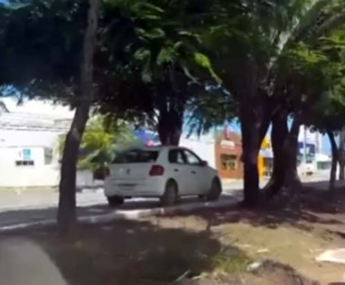 População flagra veículo circulando pela ciclovia da principal avenida de Maceió