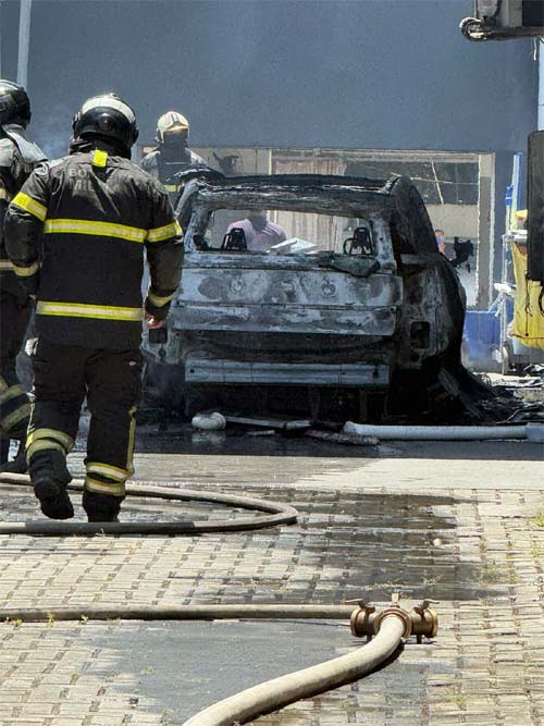 Veículo elétrico incendiado e destruído em concessionária de Maceió sem feridos