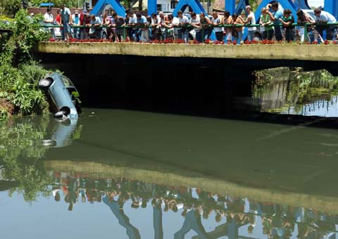 Carro cai de ponte e deixa idosos feridos 