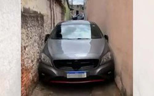 Carro de luxo fica preso ao tentar passar sobre viela em Maceió