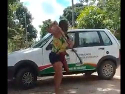 Em confusão, mulher ataca carro de prefeitura de União com enxada