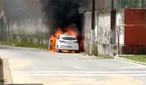Carro é visto pegando fogo no bairro de Fernão Velho em Maceió