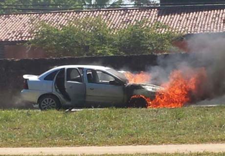 Veículo incendeia no meio da rua e provoca engarrafamento no Santa Amélia