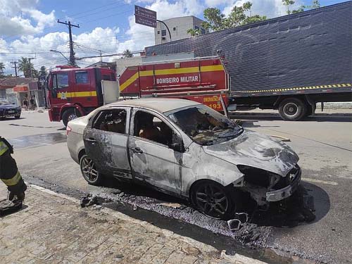 Veículo pega fogo e fica destruído em praça na região central de União dos Palmares