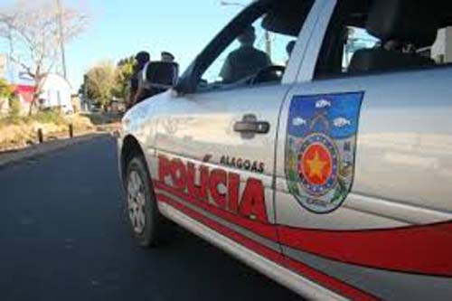 Mulher é espancada após assassinar homem com uma faca