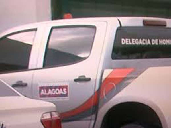 Polícia investiga quem matou jovem e jogou corpo de cima de residência