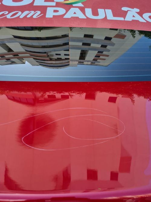 Professora faz protesto no Palato, após ter seu carro arranhado no estacionamento por “bolsonarento”