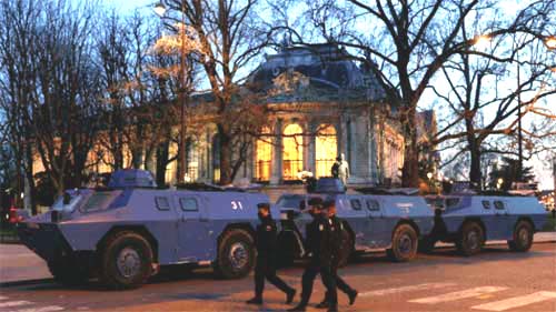 Para conter caminhoneiros do 'Freedom Convoy', Macron espalha blindados de guerra por Paris