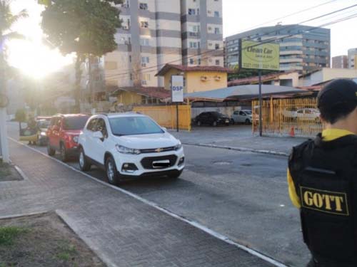 Em Msceió quase 300 veículos são multados por estacionar na orla marítima e lagunar