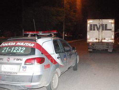 De dentro de veículo, atiradores executam homem e deixam outro ferido