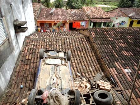 Carro vai parar em cima de telhado de residência em Joaquim Gomes