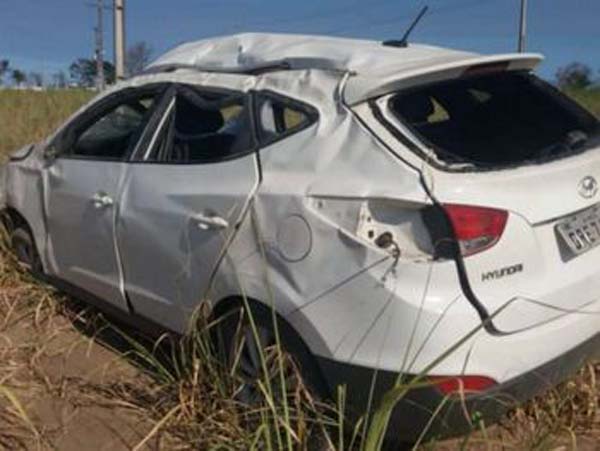 Carro de jornalista palmarino Valderi Melo capota e condutor fica ferido na AL 105 em Alagoas