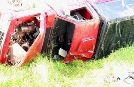 Carro da verdura capota e deixa dois feridos em Viçosa