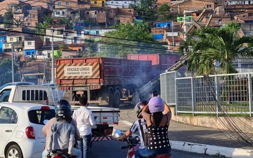 Carreta derruba poste em cima de concessionária, afetando trânsito e fornecimento de energia na Mangabeiras