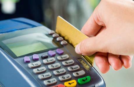 Juro do cartão de crédito se aproxima de 300% ao ano, diz Anefac