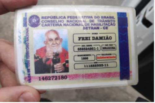 Blitz no Agreste: Idoso apresenta CNH com fotos de Frei Damião e Padre Cícero
