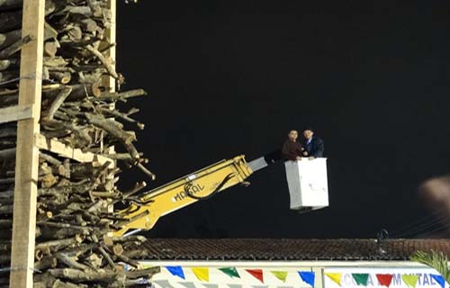 Fogueira gigante é acesa há 36 anos por frades capuchinhos em Caruaru