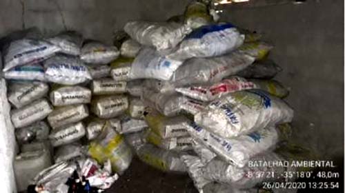 BPA flagra área de desmatamento e apreende sacos de carvão e arma de fogo