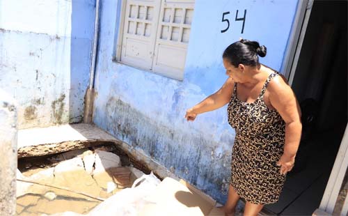 Água mina e abre crateras em residências na Chã da Jaqueira