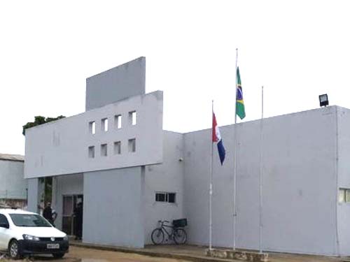 Preso por estupro recebe novas denúncias de assédio sexual contra alunas de universidade que trabalha