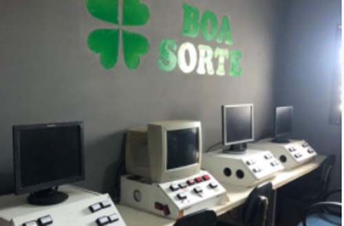 Polícia Civil fecha casa de jogos de azar e apreende máquinas 'caça-níqueis'