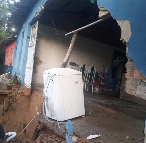 Cinco pessoas ficam presas após casa desabar no Barro Duro