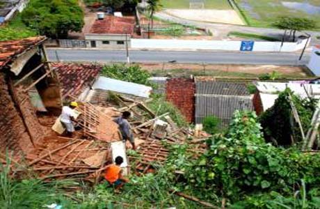 Residência desaba no Complexo do Benedito Bentes