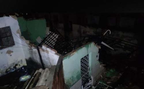 Fortes chuvas provocam alagamentos e casa desaba no Jacintinho, em Maceió