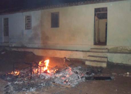 Briga de casal termina em casa incendiada; mulher acusa marido