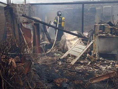 Incêndio destrói residência no bairro São Cristóvão, em Palmeira dos Índios