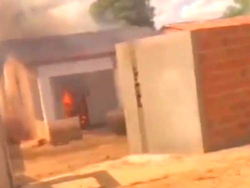 Casa objeto de briga entre herdeiros é incendiada na zona rural de Penedo