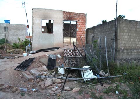 Após briga, homem coloca fogo na própria casa