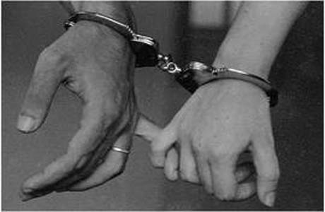 Casal é preso com arma e drogas no Santa Lúcia