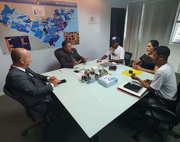 Transsexual que denunciou shopping por transfobia se reúne com Ministério Público