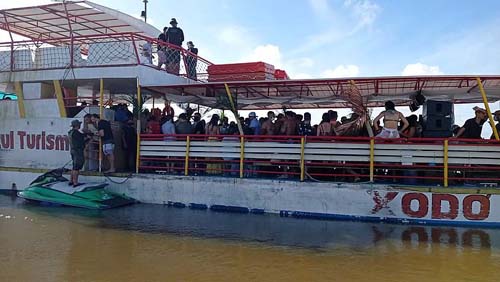 Polícia encerra festa com aglomeração em catamarã na Barra Nova