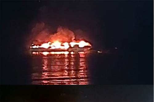 Catamarã é tomado por chamas no mar da Ponta Verde