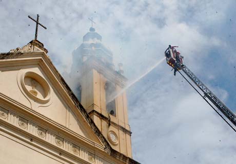 Incêndio atinge Catedral Metropolitana e três Bombeiros ficam feridos
