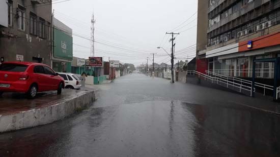 Chuva causa alagamentos e Defesa Civil divulga alerta para desabamentos