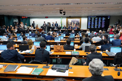 CCJ aprova sede de banco dos Brics e adia votação de segunda instância para terça