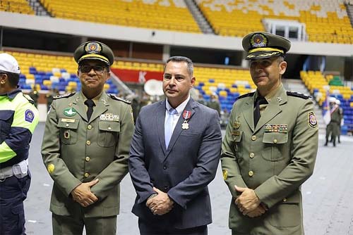 Coronel da PM de Alagoas recebe medalha do Governo de Pernambuco
