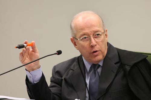 Celso de Mello nega ter ordenado a apreensão do celular de Bolsonaro