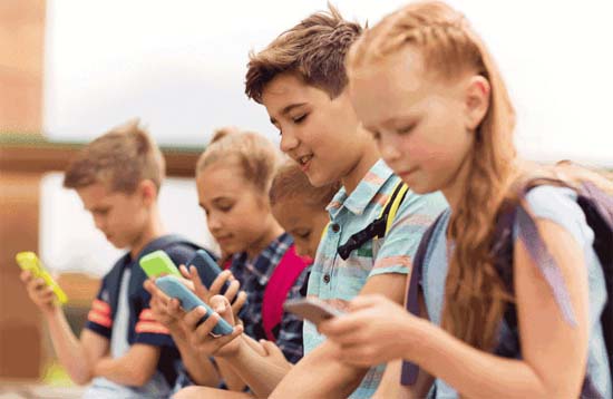 Uso de celulares por crianças prejudica sono e desempenho escolar