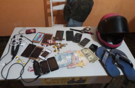 Polícia recupera 13 celulares roubados e suspeitos fogem em Lagoa da Canoa