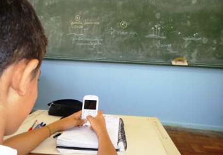 Nova ferramenta: Celular distrai adolescentes na escola