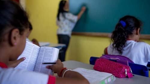 Censo indica que mais de 620 mil alunos deixaram a escola em 2021