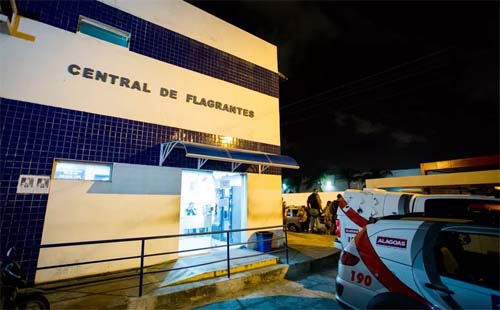 Polícia prende homem por divulgar vídeo íntimo de mulher e agredi-la