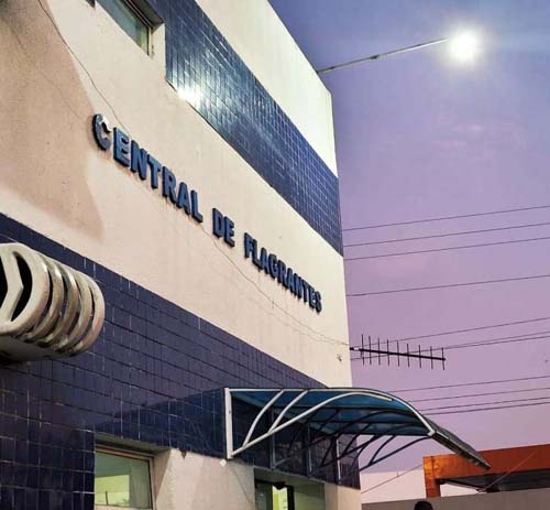 Mulher consegue pular janela e pedir ajuda após ser agredida pelo marido